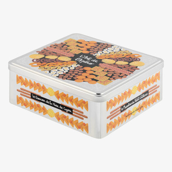 Foto: Fyrkantig plåtburk med snacksillustrationer