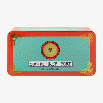 Foto av turkos plåtburk med brev- och dokumentmotiv