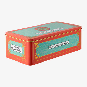 Foto: Röd och turkos plåtburk för brev och dokument