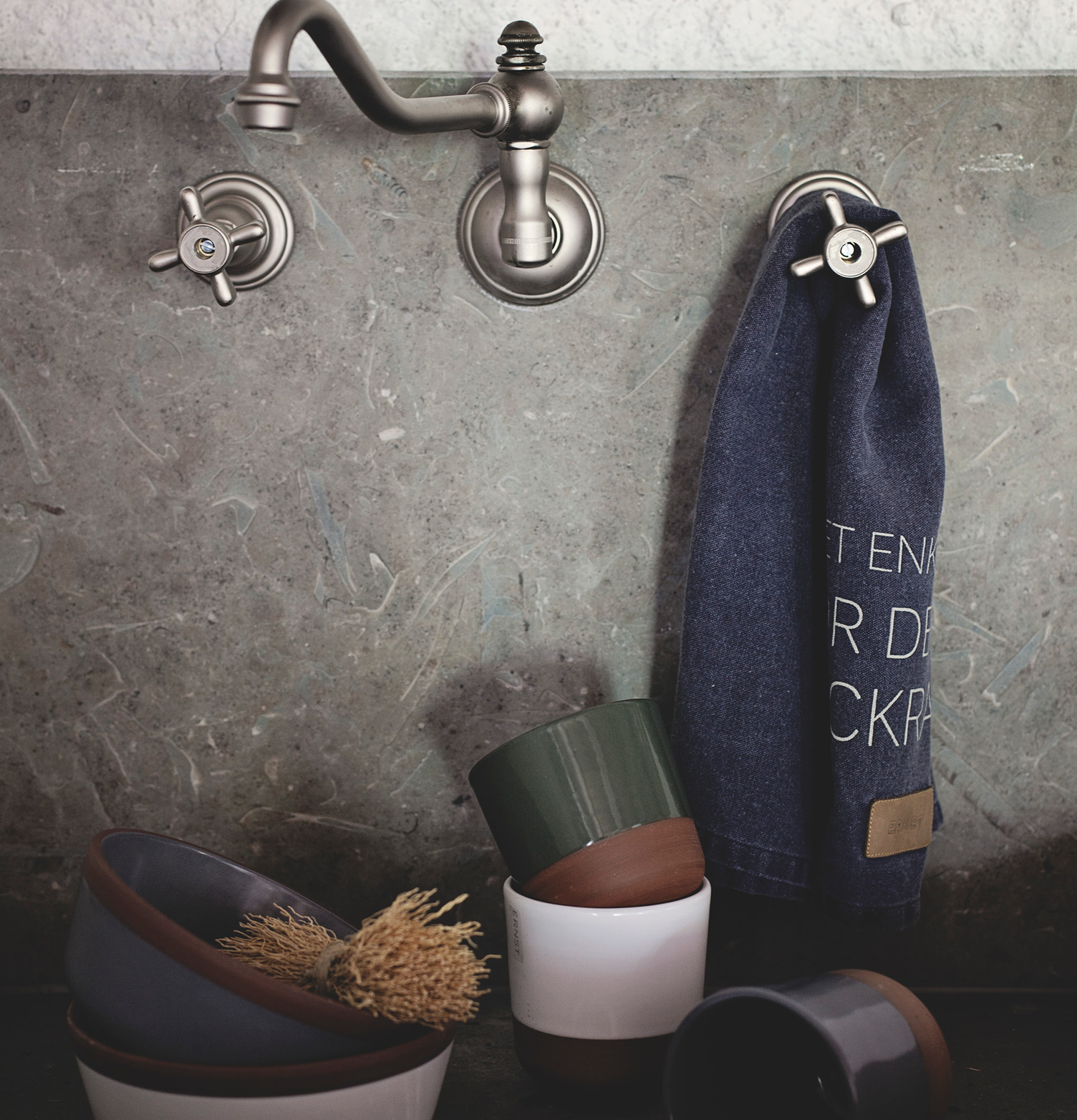 Kökshandduk Största Hjälten Blå från Ernst i ett kök