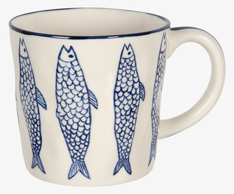 Foto: Keramikmugg creme med blå fiskmönster, vit bakgrund