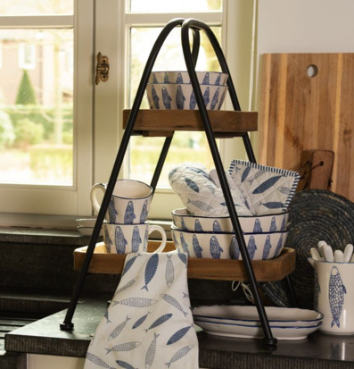 Foto kök med blåvitt fiskmönstrat porslin, dukning