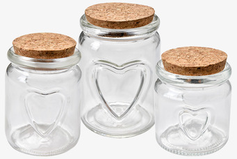 Foto: Tre glasburkar med korklock och hjärtrelief i studio