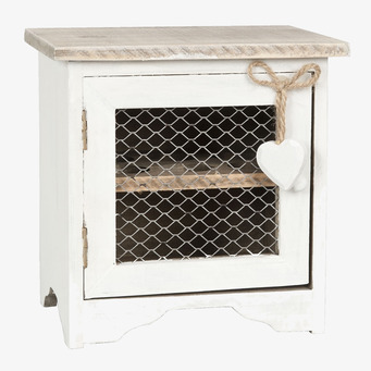 Foto: Vitt träskåp med nätlucka och patina, hjärta