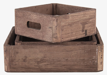 Foto: Stapelbara trälådor i brunt trä på vit bakgrund