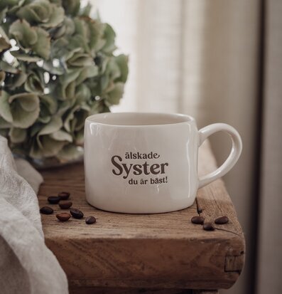 Mugg - Älskade Syster Majas Cottage Muggar/koppar i porslin, keramik, papper eller biologiskt material organiskt ekologiskt