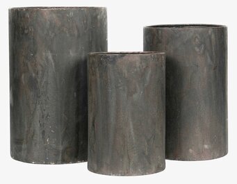 Foto: Tre cylindriska metallkrukor på vit bakgrund
