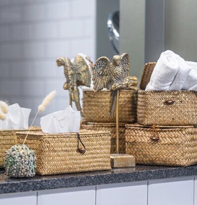 Foto: Badrumsförvaring i naturmaterial och korgar