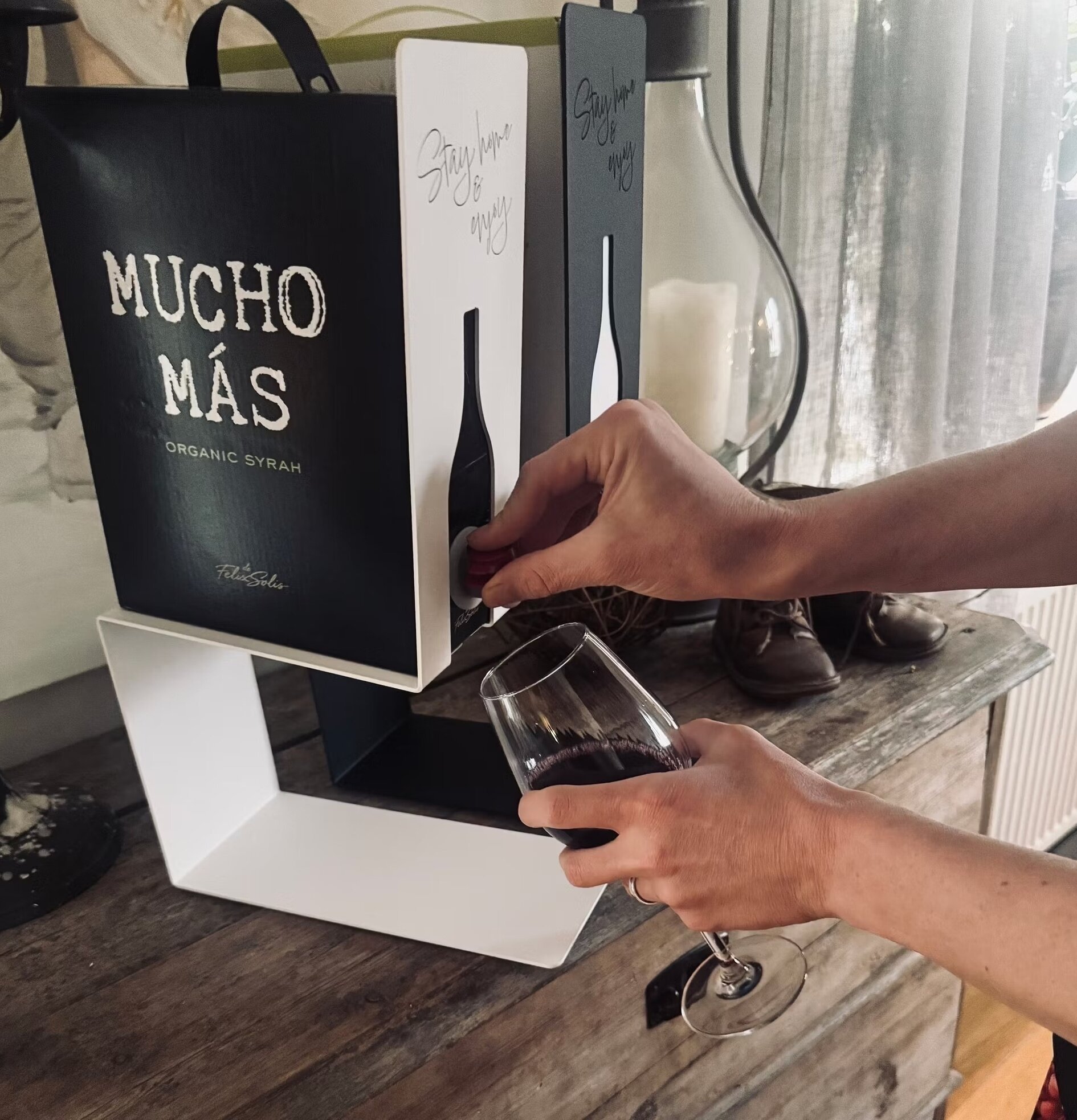 #ÄlskaPlåt Vinställ Bag-In-Box Vit Svart Älskaplåt