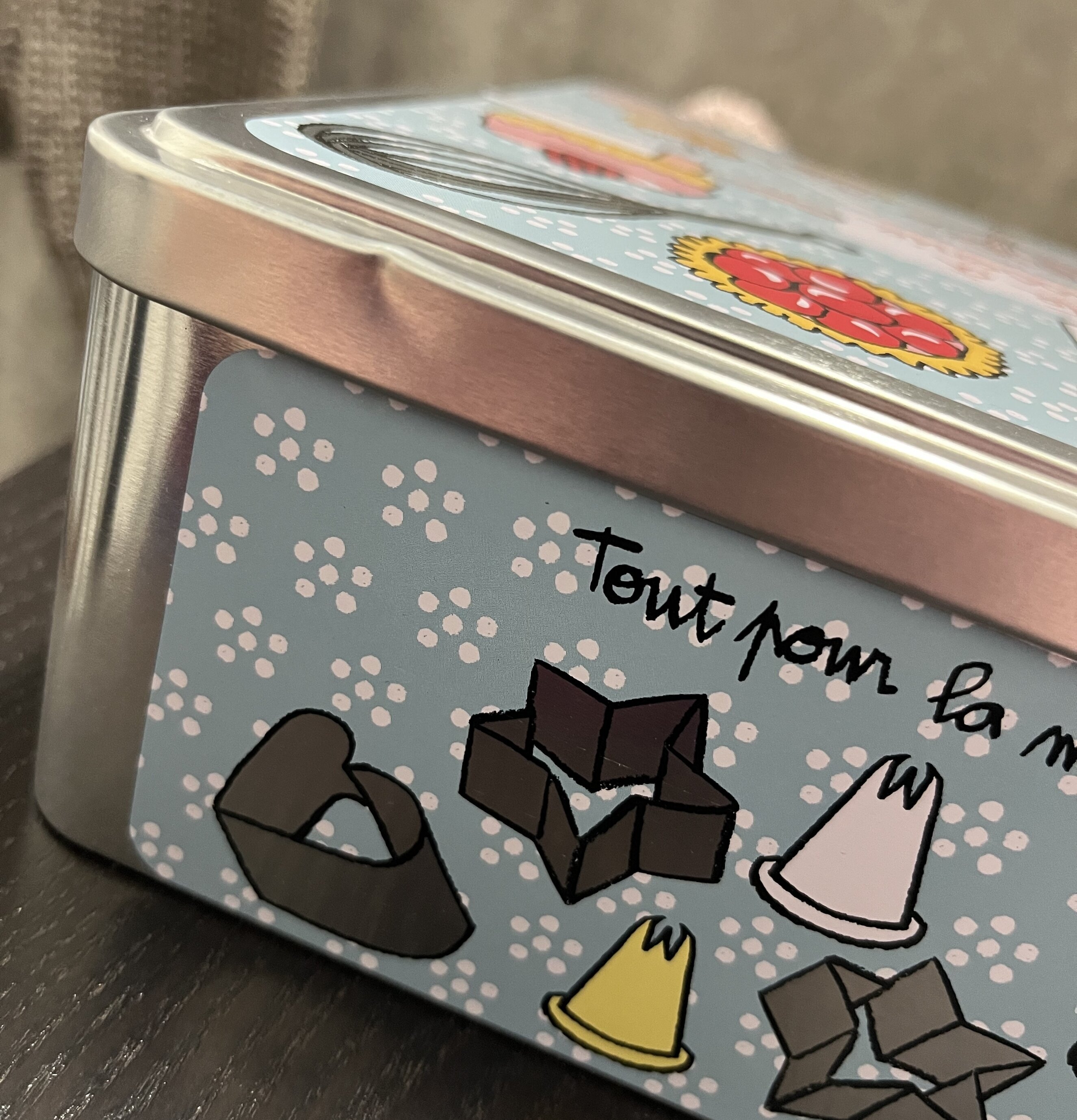 Plåtburk Bakredskap (fynd-id 1) Derriére la porte