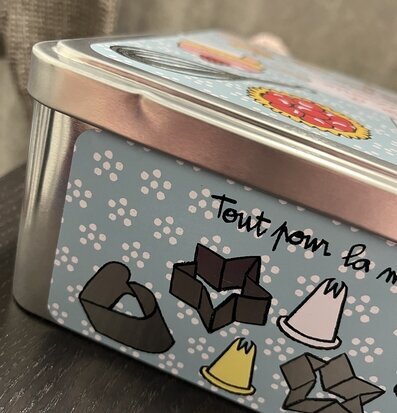 Plåtburk Bakredskap (fynd-id 1) Derriére la porte