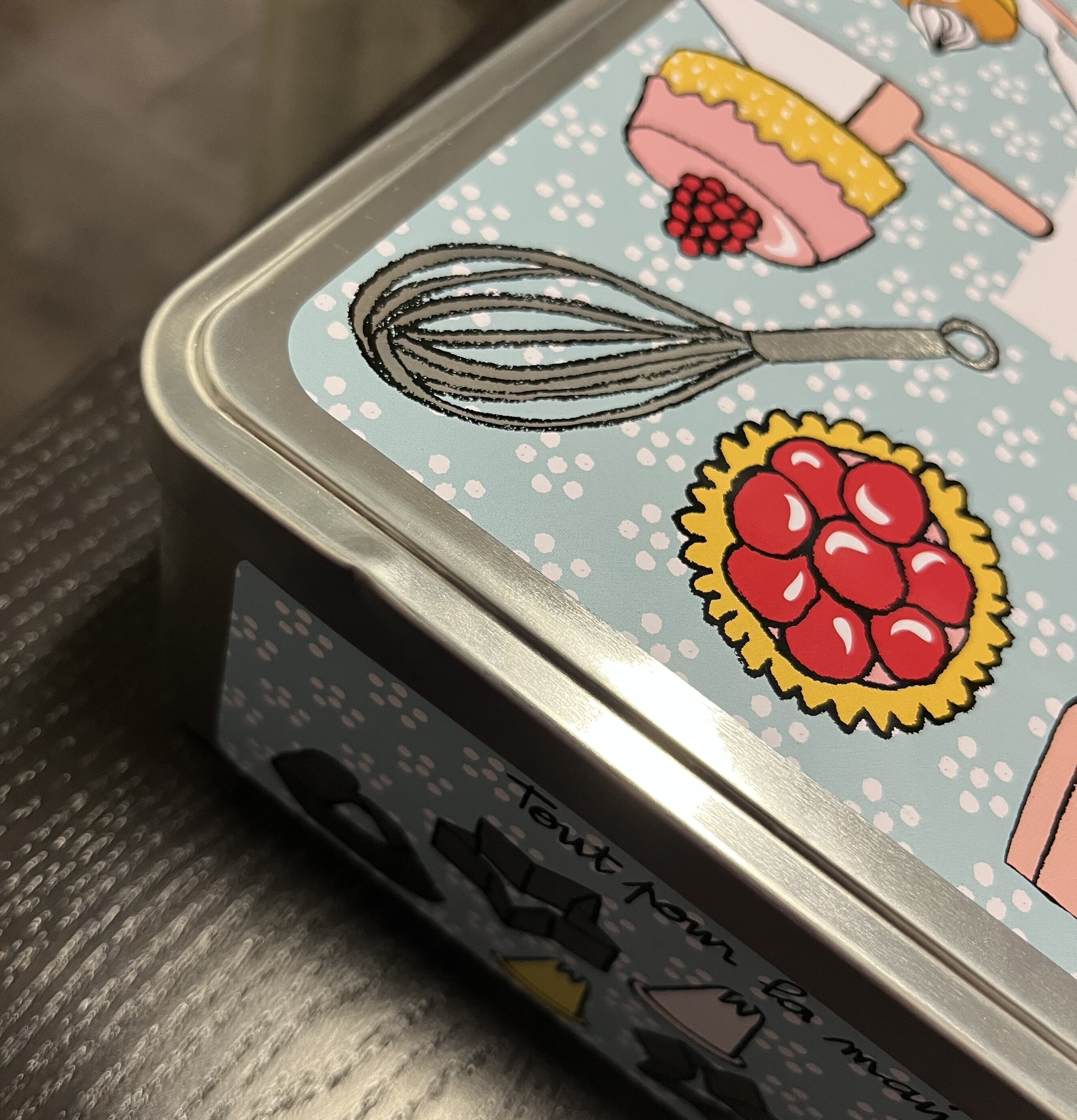 Plåtburk Bakredskap (fynd-id 1) Derriére la porte