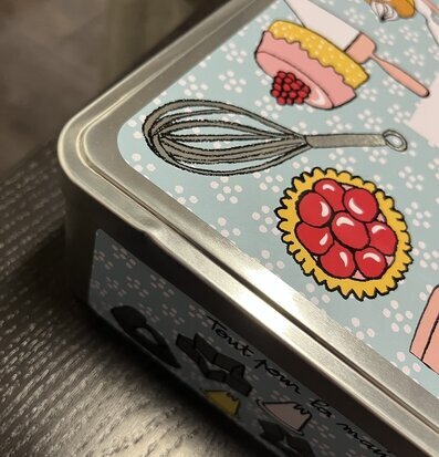 Plåtburk Bakredskap (fynd-id 1) Derriére la porte