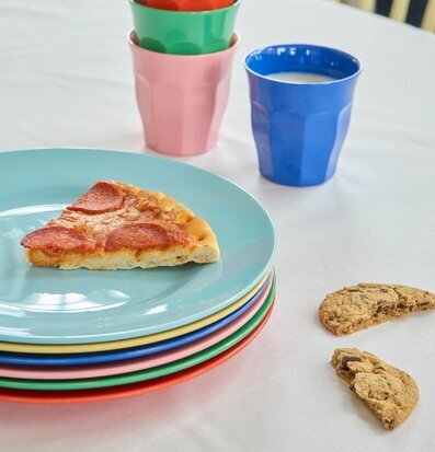 Foto: Färgglada melamintallrikar och muggar bord