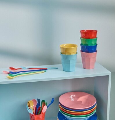 Foto: Pastellhylla med färgglada muggar och skedar