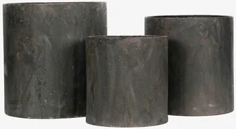 Foto: Tre cylinderformade metallkrukor med patina