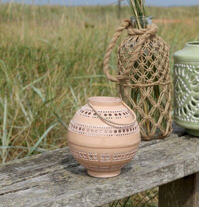 Foto: Stilleben med lyktor, flaskor och repnät ute