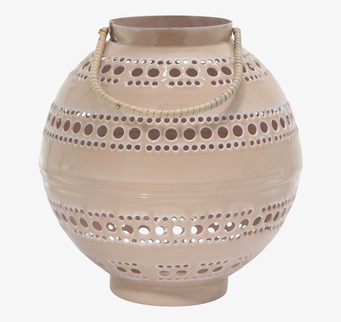 Foto på rund rosa emaljlykta med perforerat mönster