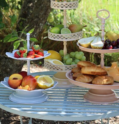 Foto: Trädgårdsdukning med etagère, frukt & fika