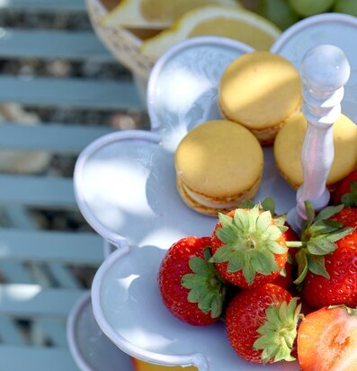 Foto: Våningsfat i ljusblått med frukt och macarons