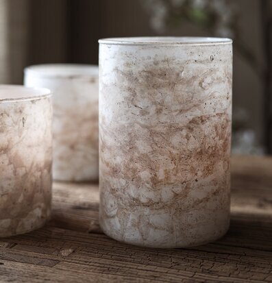 Foto: Stämningsfulla glaslyktor på rustikt träbord