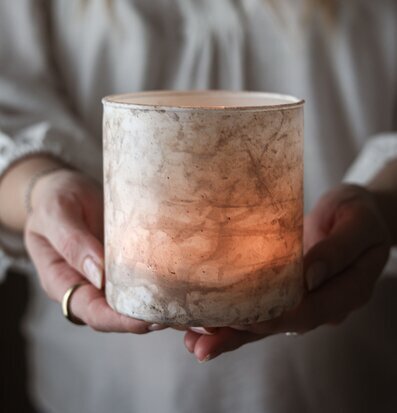 Foto: Tänd ljuslykta i marmorerad keramik, varm glöd