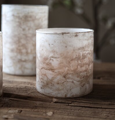 Foto: Marmorerade glaslyktor på rustikt träbord i ro﻿