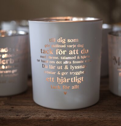 Foto: Ljuslykta i matt glas med tacktext i folie