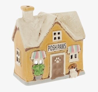 Foto keramisk huslykta med snötäckt tak och tassar