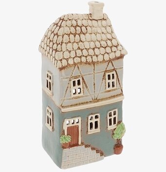 Foto: Husformad ljuslykta i keramik med fönster