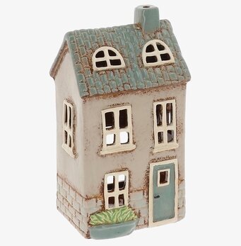 Foto: Kritvit husformad ljuslykta med blågrönt tak