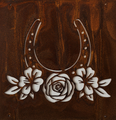 Foto: Rostig metallskylt med hästsko och rosblommor