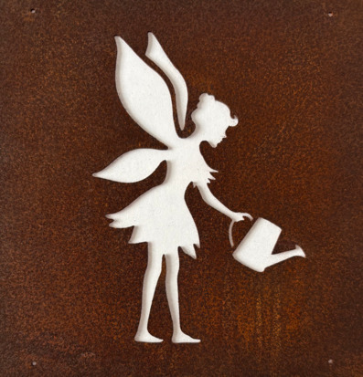 Foto på rostig metallskylt med utskuren älva motiv