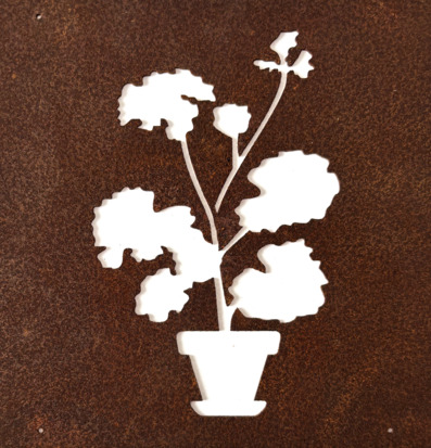 Foto: Rostig metallskylt med utskuren pelargon i kruka