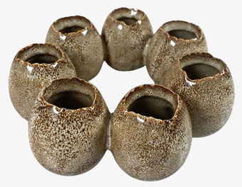 Foto: Krans av sex naturfärgade keramikvaser vit bakgrund