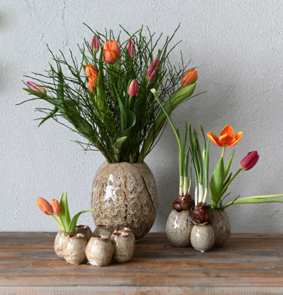 Foto: Keramikvaser med tulpaner i jordnära stilleben