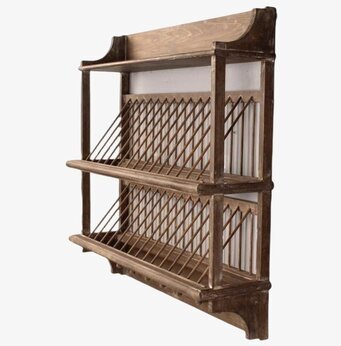 Foto: Väggmonterad tallrikshylla i naturträ, vit bakgrund