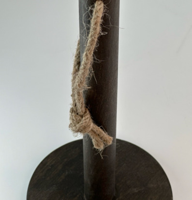 Foto: Svart pappershållare i metall med juterep detalj