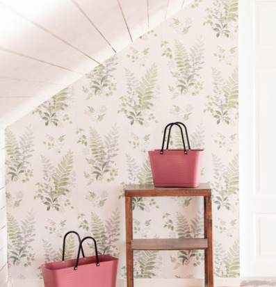 Foto: Varmrosa plastväska i ljus hall med tapet