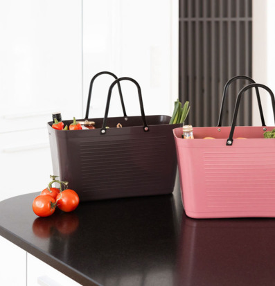 Foto: Två plastkassar med matvaror på köksbänk