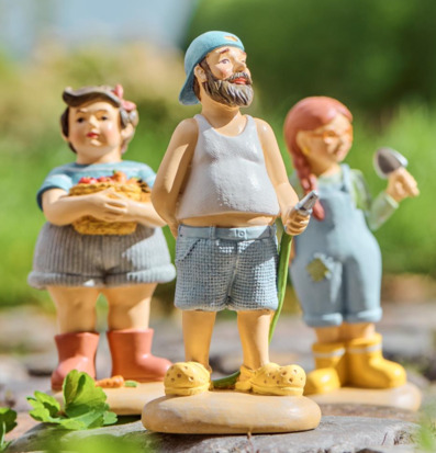 Foto: Trädgårdsfigurer på stenlagd gång i sommar