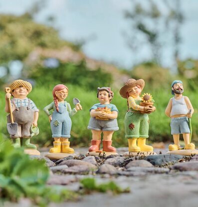 Foto: Trädgårdsfigurer på stenlagd gång i sommar