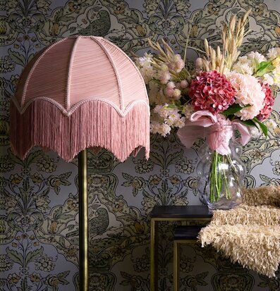 Foto: Stilleben med rosa lampskärm, vas och fåglar