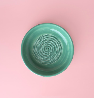 Foto: Jadegrön keramisk rivskål med spiralstruktur