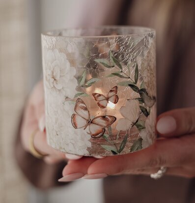 Foto: Glaslykta med hortensia och fjärilar, tänd ljus