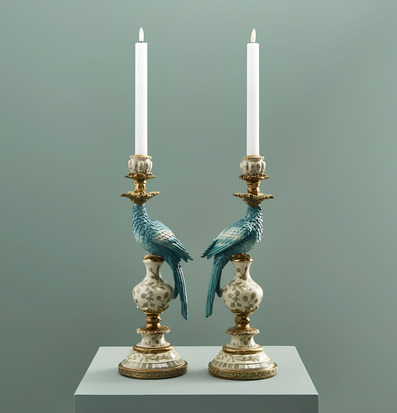 Foto: Turkosa fågelljusstakar med tända ljus, guld