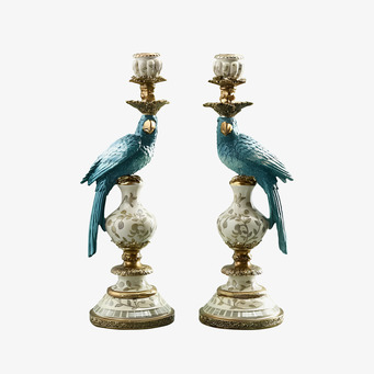 Foto: Två turkosa papegojljusstakar frilagda vit bakgrund