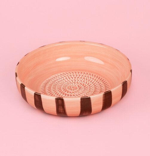 Foto: Keramisk skål med rivyta på rosa bakgrund