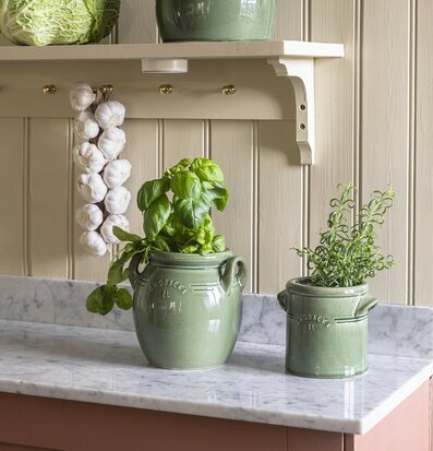 Foto: Köksinspiration med örter, hylla och mässing