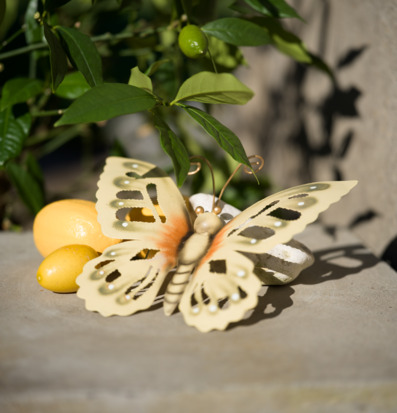 Foto: Fjärilsdekoration i hamrad plåt med citrus